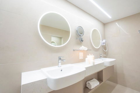Pacific Hotel Cairns - Sunshine Coast Tourism 24
