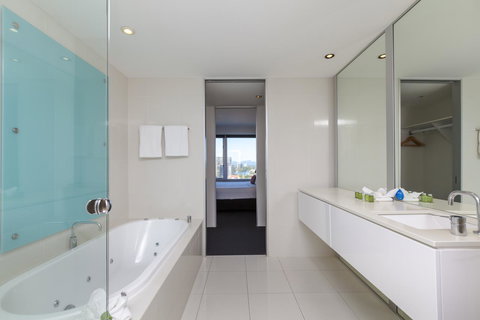Q1 Resort & Spa - Official - Sunshine Coast Tourism 1