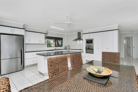 Roydon Beachfront Apartments - Sunshine Coast Tourism 20