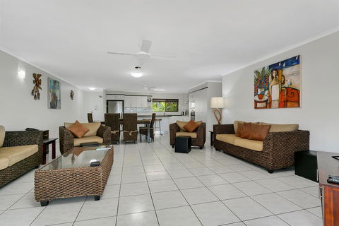 Roydon Beachfront Apartments - Sunshine Coast Tourism 1