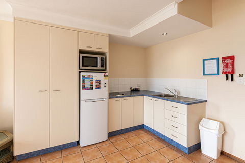 Sunlit Waters Studio Apartments - Sunshine Coast Tourism 40