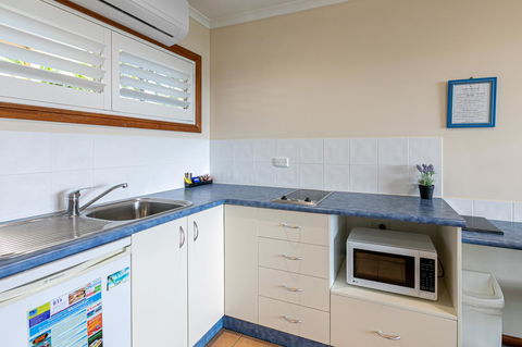 Sunlit Waters Studio Apartments - Sunshine Coast Tourism 12