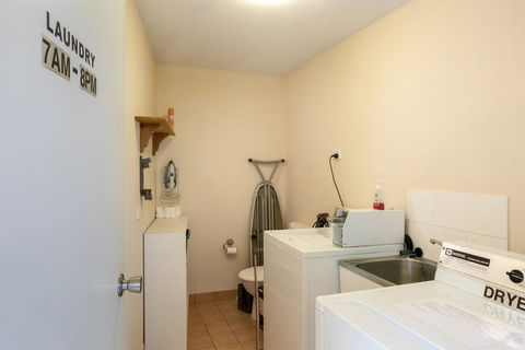 Sunlit Waters Studio Apartments - Sunshine Coast Tourism 9