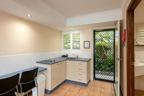 Sunlit Waters Studio Apartments - Sunshine Coast Tourism 27