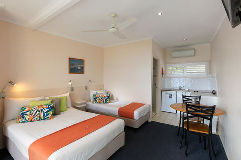 Sunlit Waters Studio Apartments - Sunshine Coast Tourism 21