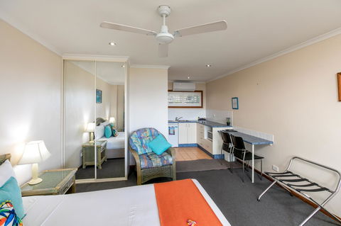 Sunlit Waters Studio Apartments - Sunshine Coast Tourism 13