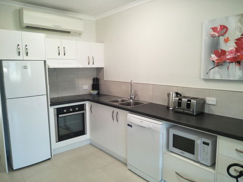 Airlie Seaview Apartments - Sunshine Coast Tourism 4