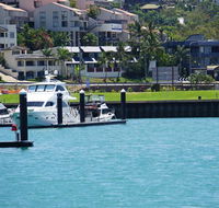 Airlie Seaview Apartments - Holiday Sunshine Coast