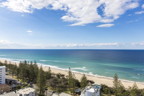 Boardwalk Burleigh Beach - Official - Sunshine Coast Tourism 14