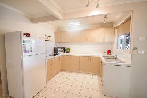 Airlie Apartments - Sunshine Coast Tourism 6