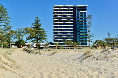 Iconic Kirra Beach Resort - Sunshine Coast Tourism 7