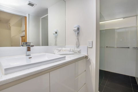 Tiki Hotel Apartments Surfers Paradise - Sunshine Coast Tourism 5