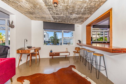 The Pink Hotel Coolangatta - Sunshine Coast Tourism 5