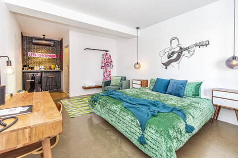 The Pink Hotel Coolangatta - Sunshine Coast Tourism 27