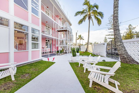 The Pink Hotel Coolangatta - Sunshine Coast Tourism 0