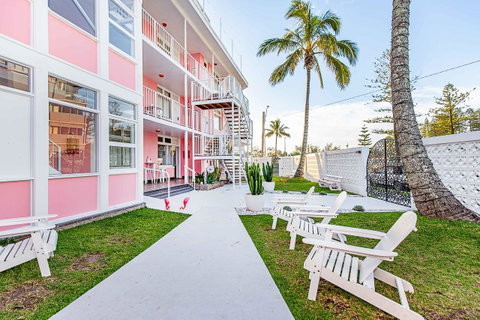 The Pink Hotel Coolangatta - Sunshine Coast Tourism 2