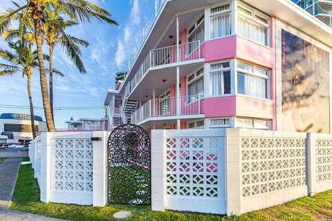The Pink Hotel Coolangatta - Sunshine Coast Tourism 1