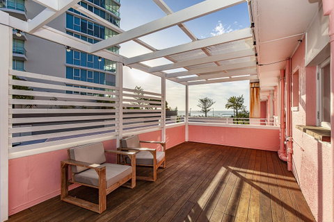 The Pink Hotel Coolangatta - Sunshine Coast Tourism 30