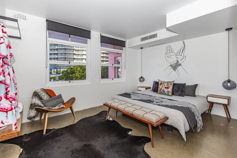The Pink Hotel Coolangatta - Sunshine Coast Tourism 11