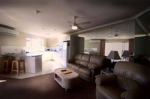 Grosvenor Beachfront Apartments Surfers Paradise - Sunshine Coast Tourism 9