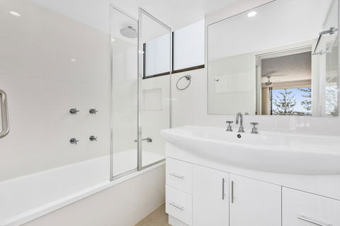 Columbia Beachfront Apartments On Rainbow Bay - Holiday Sunshine Coast 24