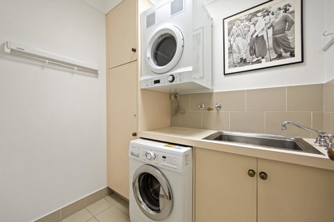 Montipora Unit 3 - In The Heart Of Airlie, Wi-fi And Netflix - Sunshine Coast Tourism 9