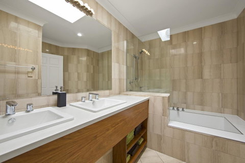 Montipora Unit 3 - In The Heart Of Airlie, Wi-fi And Netflix - Sunshine Coast Tourism 8