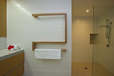 Maggies Beachfront Apartment 2 - Holiday Sunshine Coast 4