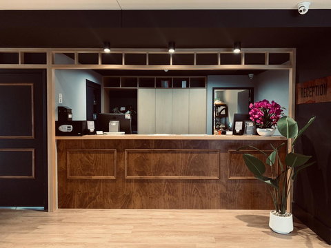 Woodroffe Hotel - Holiday Sunshine Coast 1