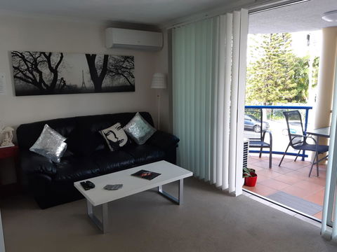 Surfers Beach Resort One - Sunshine Coast Tourism 2