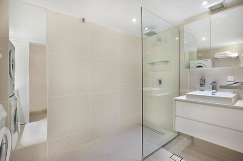 Surfers International Apartments - Sunshine Coast Tourism 12