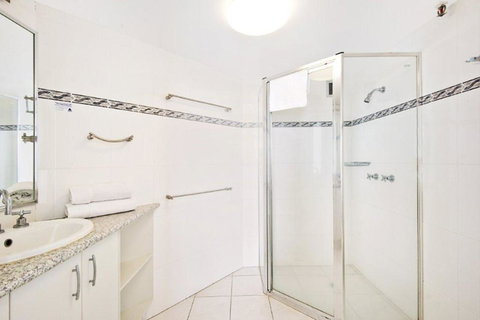 Surfers International Apartments - Sunshine Coast Tourism 18