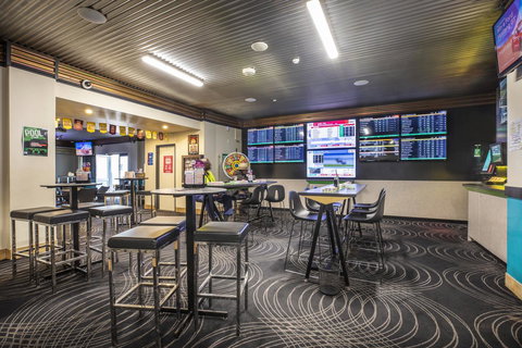 Nightcap At Atherton Hotel - Holiday Sunshine Coast 6