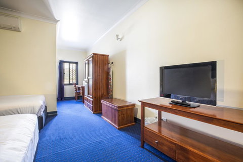 Nightcap At Atherton Hotel - Holiday Sunshine Coast 13