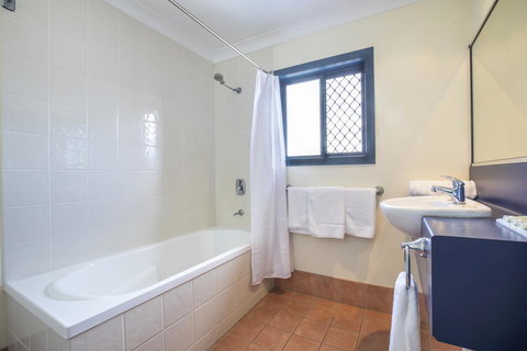 Nightcap At Atherton Hotel - Holiday Sunshine Coast 12