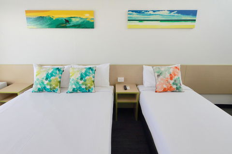 Palm Beach Hotel - Sunshine Coast Tourism 1