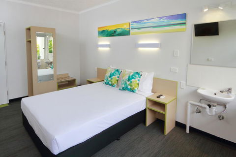 Palm Beach Hotel - Sunshine Coast Tourism 2