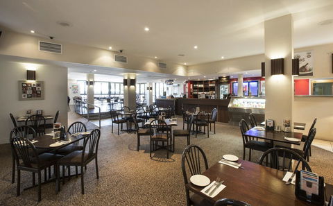 Palm Beach Hotel - Sunshine Coast Tourism 12