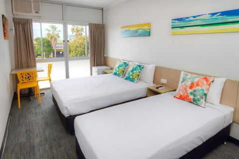 Palm Beach Hotel - Sunshine Coast Tourism 0