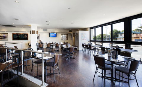 Palm Beach Hotel - Sunshine Coast Tourism 8