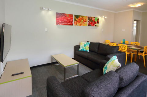 Palm Beach Hotel - Sunshine Coast Tourism 21