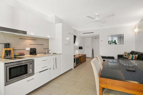 Palm Cove Beach Apartment - Sunshine Coast Tourism 7