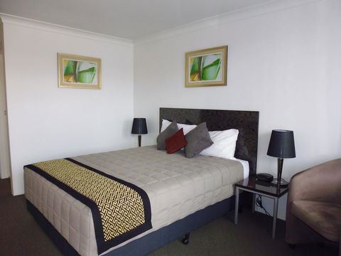 Burke & Wills Motor Inn - Sunshine Coast Tourism 1