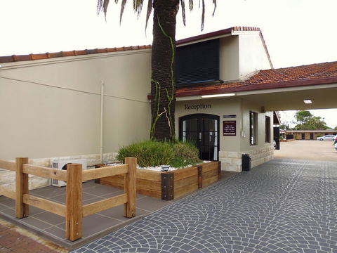 Burke & Wills Motor Inn - Sunshine Coast Tourism 6