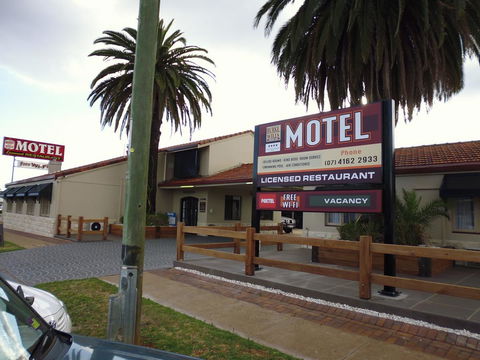 Burke & Wills Motor Inn - Sunshine Coast Tourism 3
