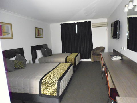 Burke & Wills Motor Inn - Sunshine Coast Tourism 24