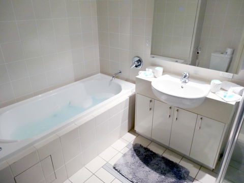 Waterfront Resort Villa With Buggy - Sunshine Coast Tourism 10