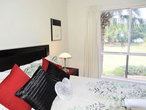 Waterfront Resort Villa With Buggy - Sunshine Coast Tourism 11