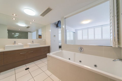 Echelon Apartments Yeppoon - Sunshine Coast Tourism 9