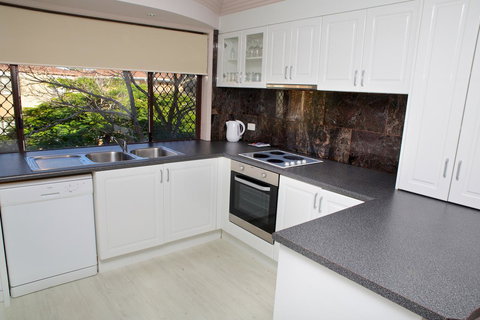Grangewood Court Apartments - Holiday Sunshine Coast 1